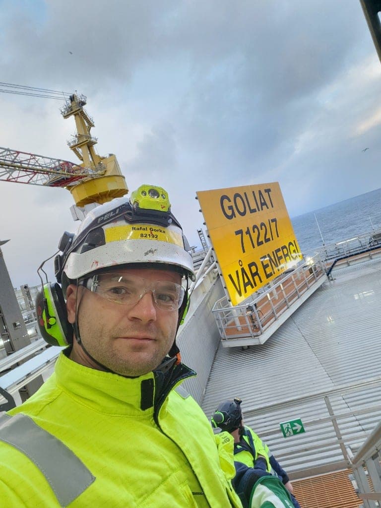 Rafał Górka na platformie Goliat w Norwegii, w stroju ochronnym